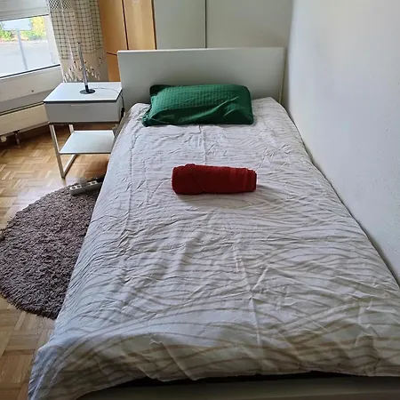 Jolie Confortable Dans Un *