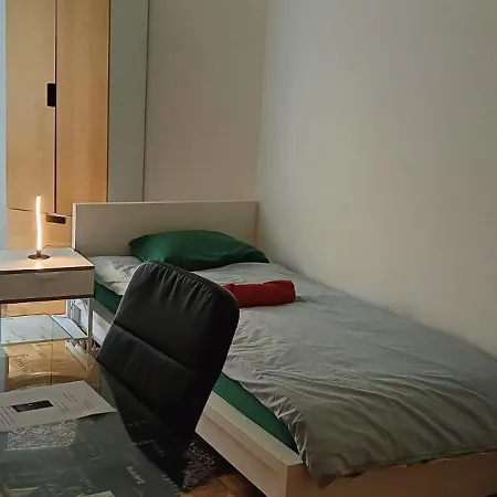 Jolie Confortable Dans Un *